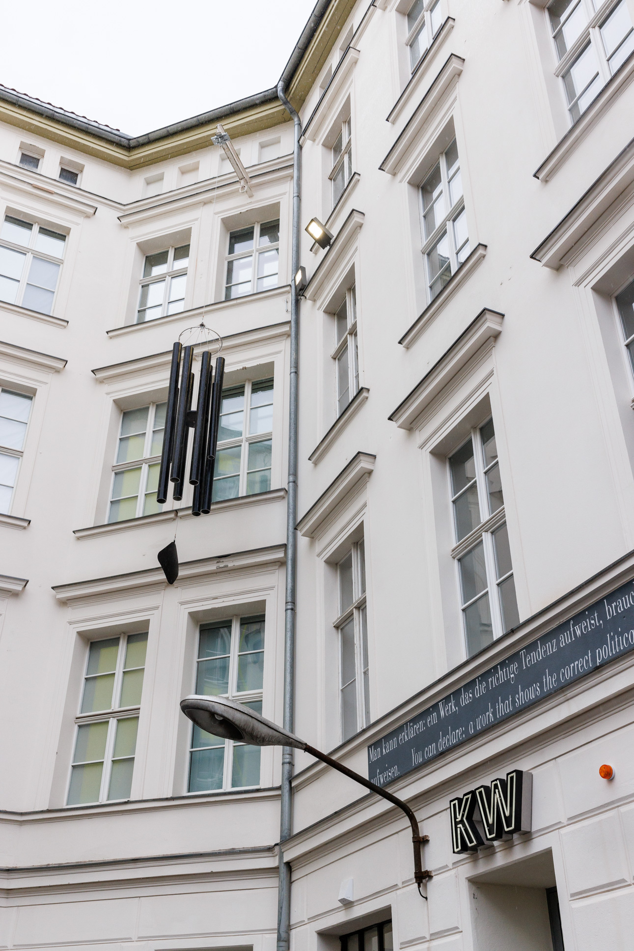 Eventbild für Windspiel von Klaus Weber an der Fassade der KW Institute for Contemporary Art